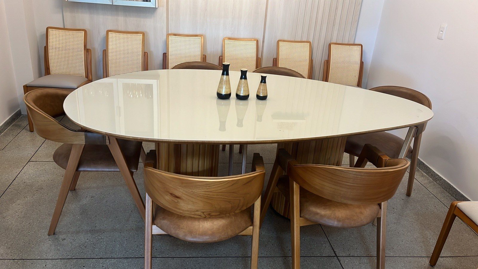 Mesa de jantar em gota com tampo off-white e cadeiras de madeira