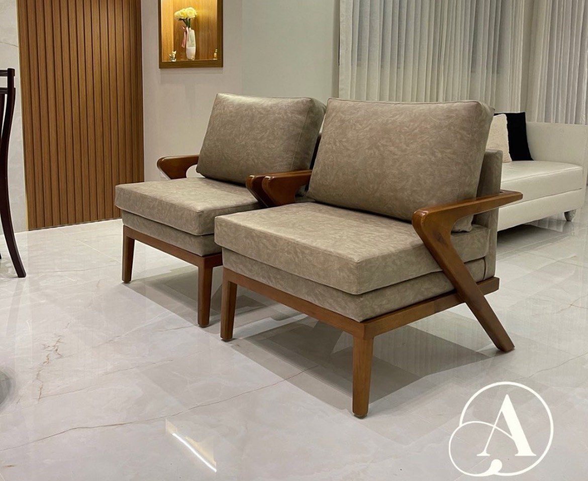 Par de poltronas com braço em Z e estofado fendi em sala de mármore